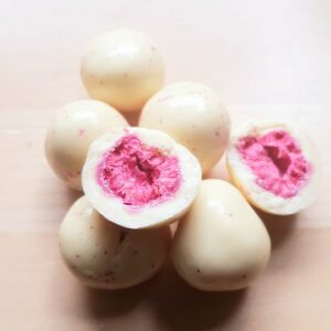 Gefriergetrocknete Himbeeren mit Joghurtschokolade