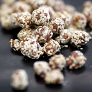 Karamellisierte Erdnüsse mit Sesam