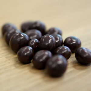 Heidelbeeren, umhüllt mit Zartbitterschokolade