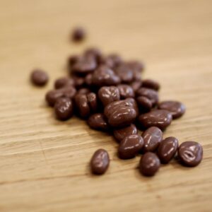 Sultaninen umhüllt mit Milchschokolade