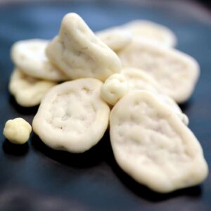 Bananenchips umhüllt mit weißer Schokolade